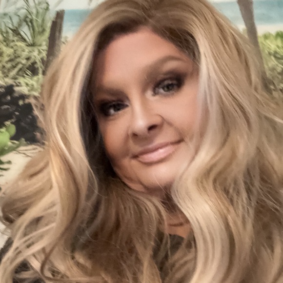 Meet your Posher, Cammie - Picture 2 of 3